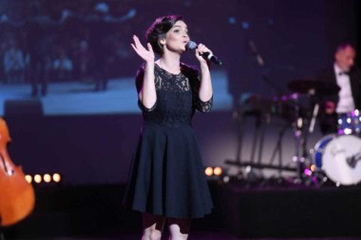 Anne Carrere, uma das mais ilustres cantoras francesas, canta Edith Piaf em solo brasileiro!