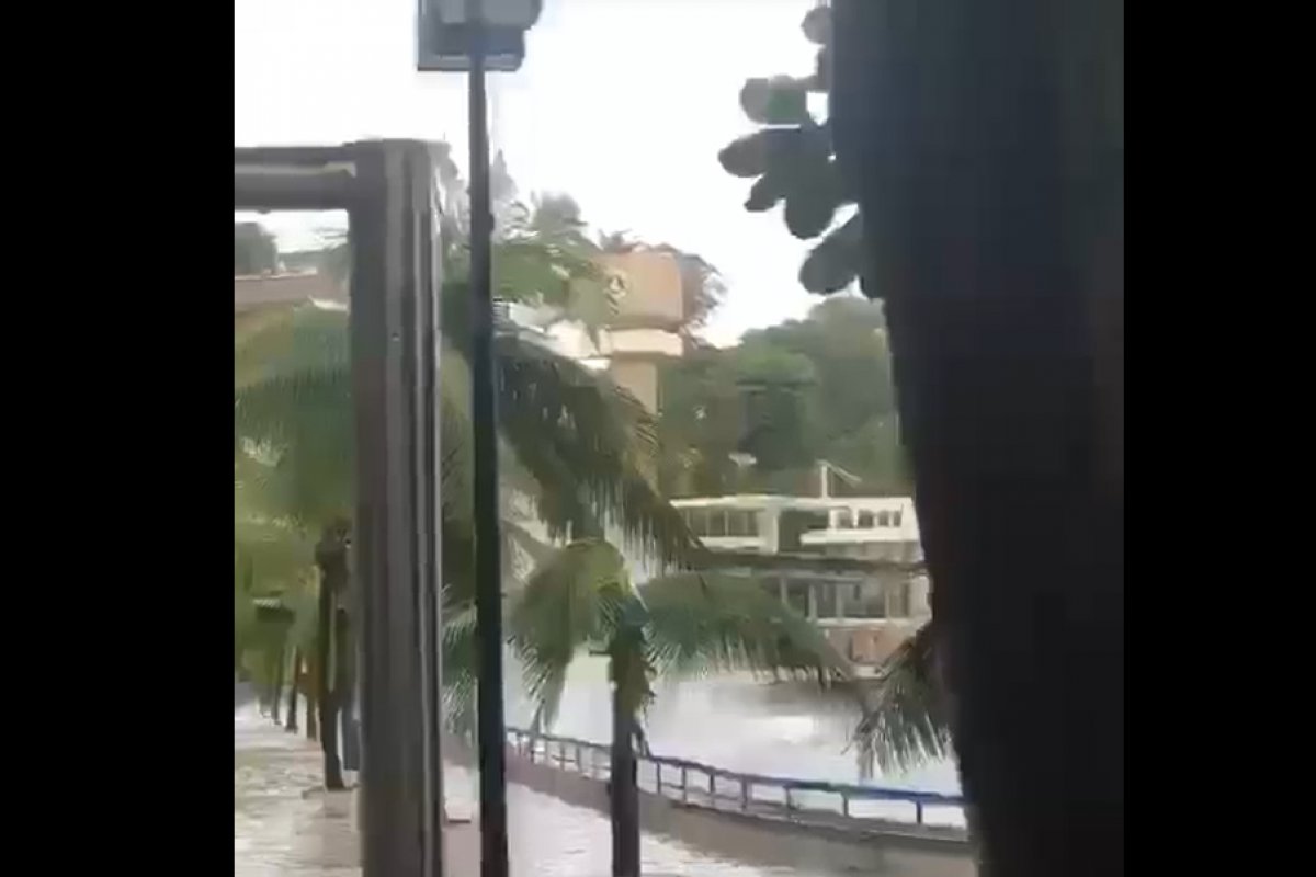 Vídeo: ressaca provoca impactos ao longo da orla de Salvador