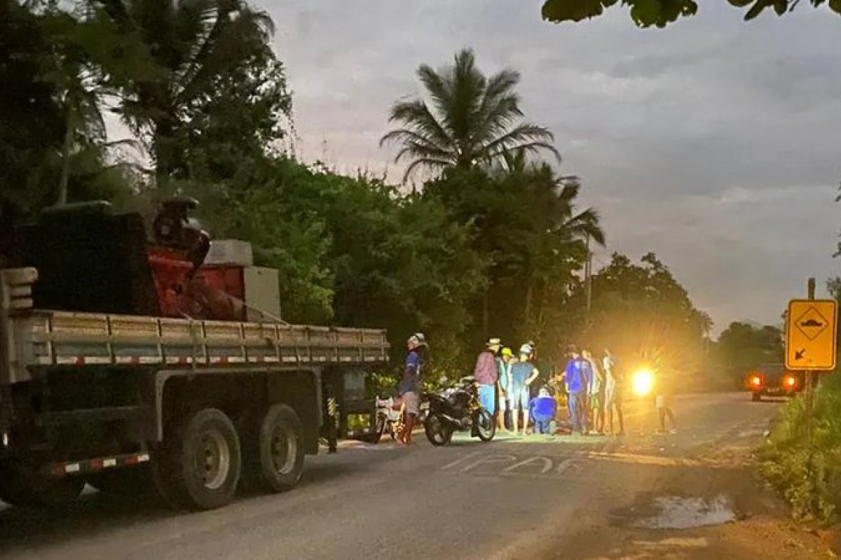 Motociclista morre após batida com caminhão no extremo sul da Bahia