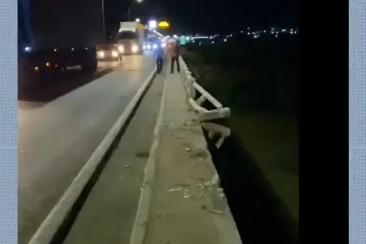 Caminhão caçamba despenca no Rio de Contas após destruir mureta de ponte em Jequié