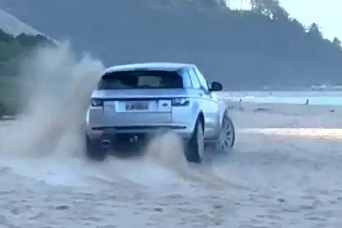 Vídeo: influenciadora faz manobras radicais em praia de desova de tartarugas na Bahia