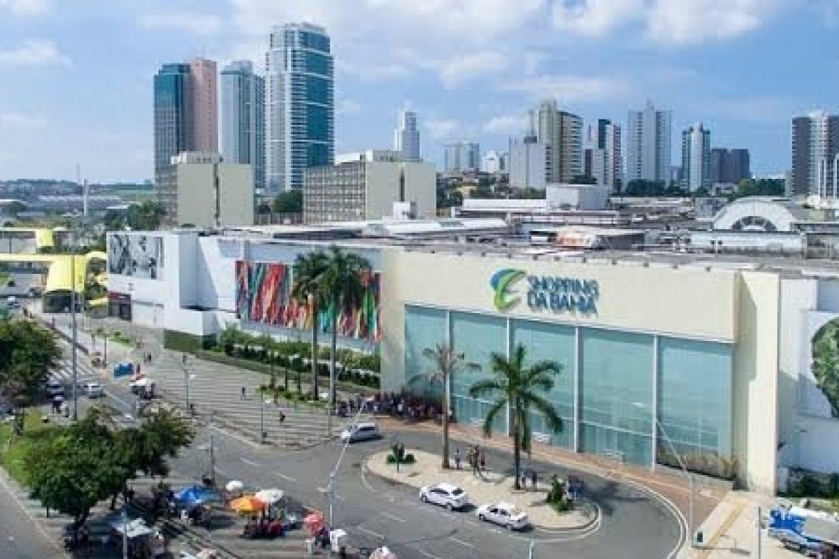 Parte do teto de shopping desaba em Salvador após vazamento na tubulação