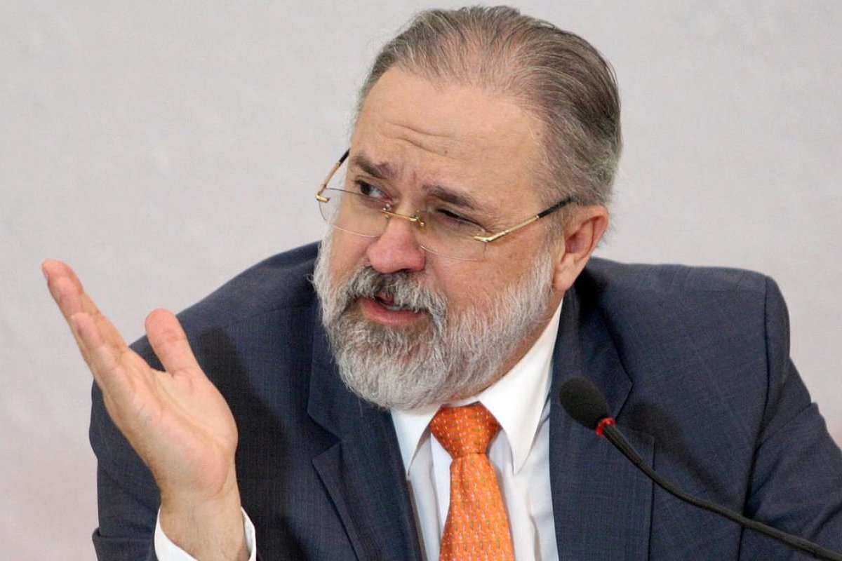 Após repostar trecho de entrevista que ‘desestrutura bases do lavajatismo’, Aras diz que é de artigo