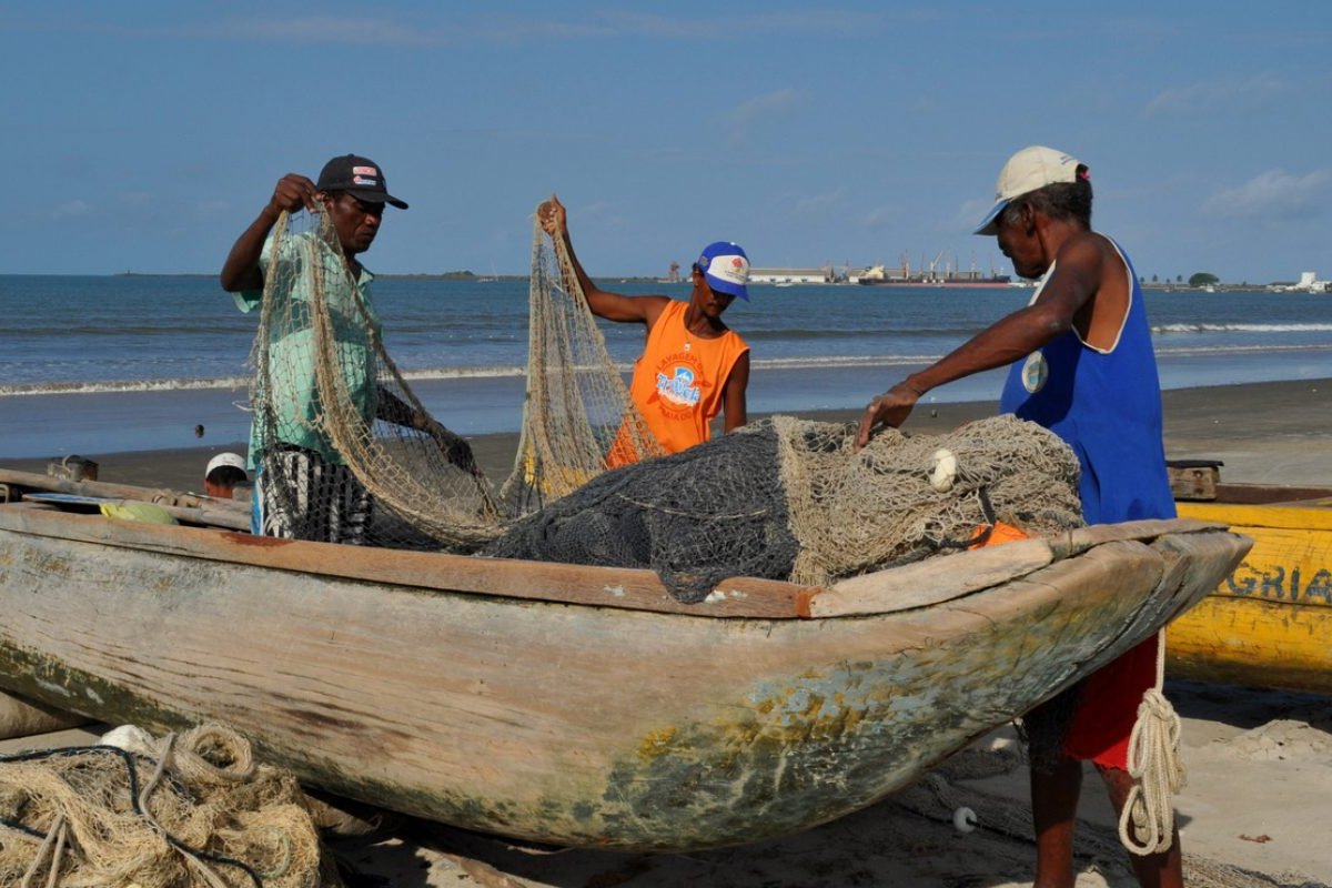 Caixa começa a pagar auxílio emergencial para pescadores prejudicados pelo derramamento de óleo