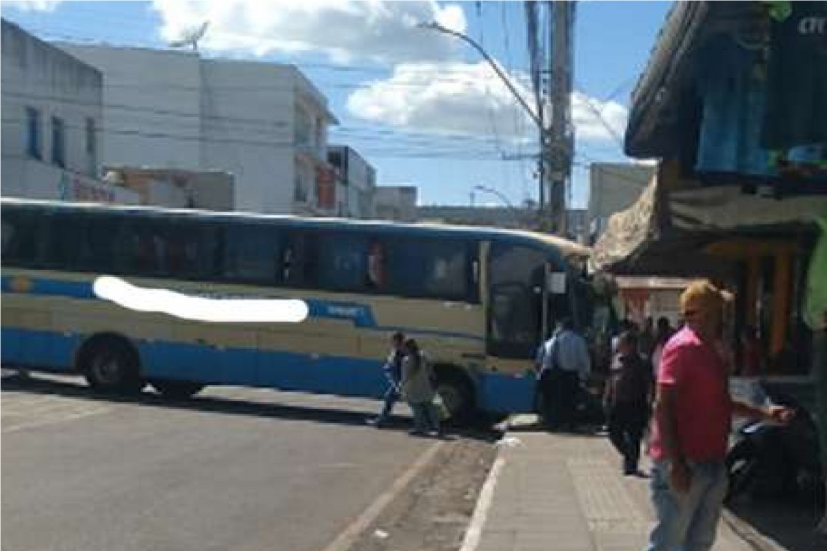 Segundo ônibus perde freio e invade calçada em Vitória da Conquista