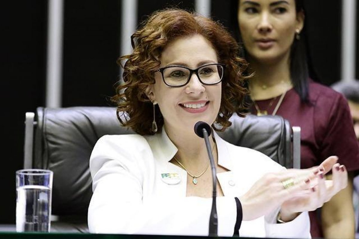 Corregedor devolve ao TRE-SP ação que pode deixar Carla Zambelli inelegível