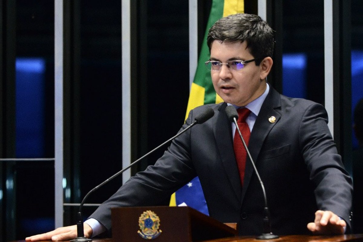 Randolfe ataca Ricardo Salles pelas redes sociais “canalha”