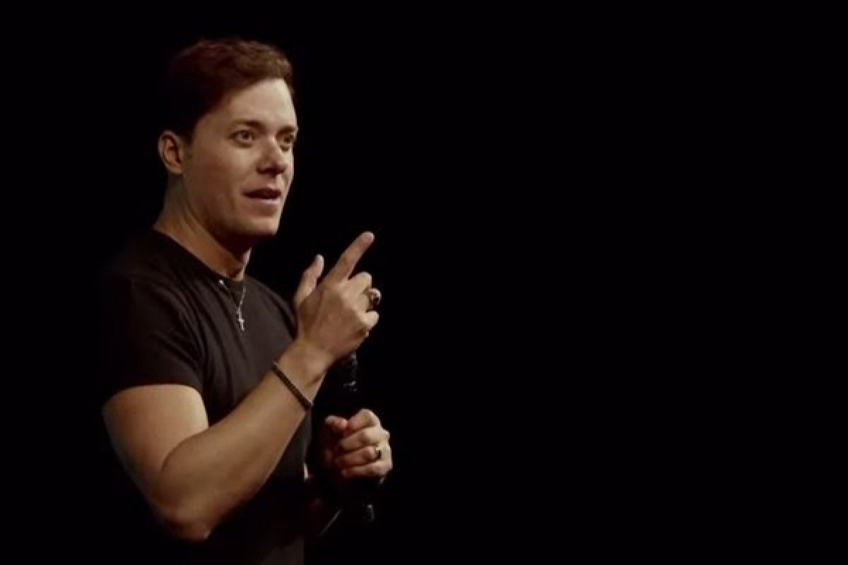 Justiça determina retirada de vídeos homofóbicos feitos pelo pastor André Valadão