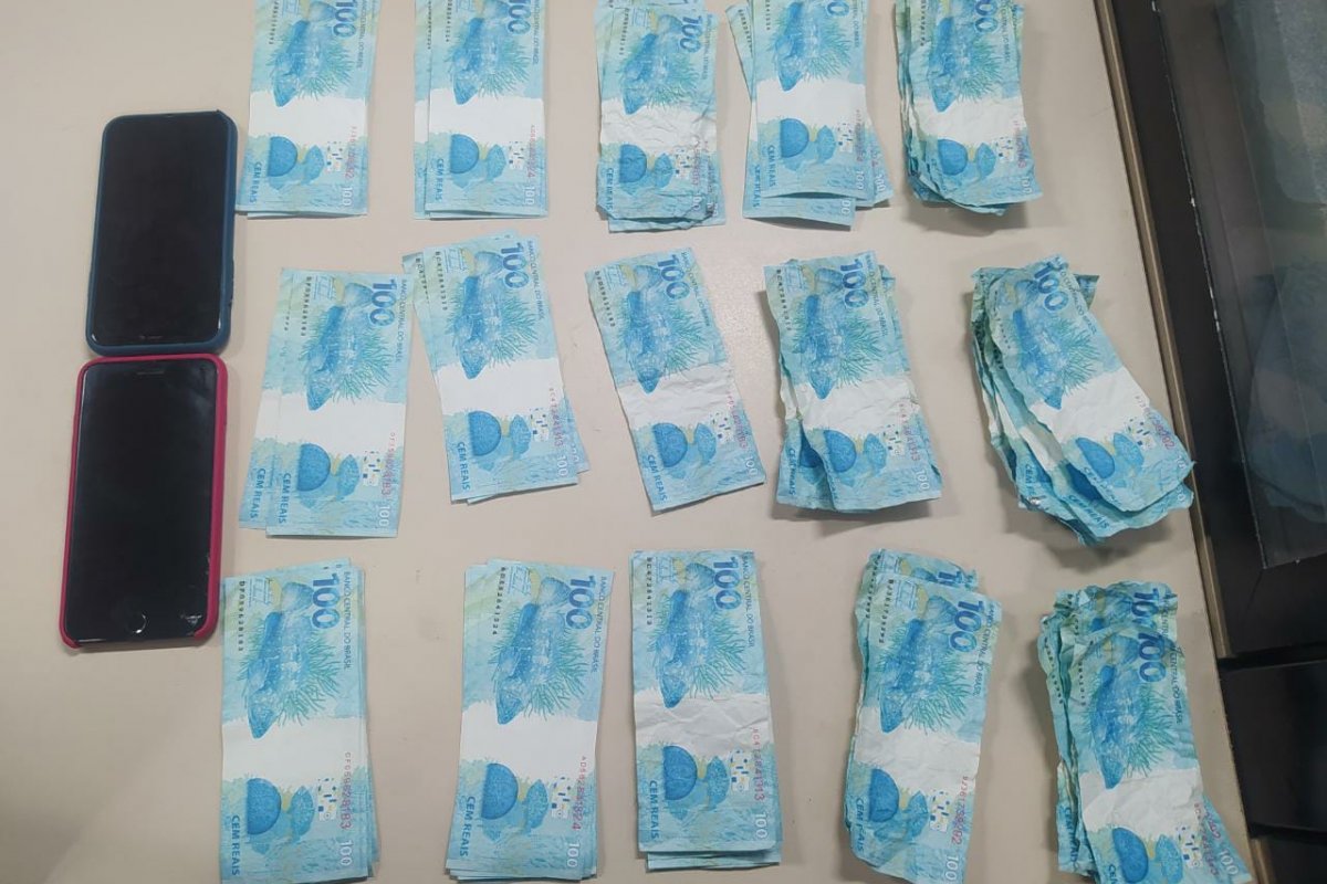 Submetralhadora e R$ 4,5 mil em notas falsas são apreendidas em Feira de Santana