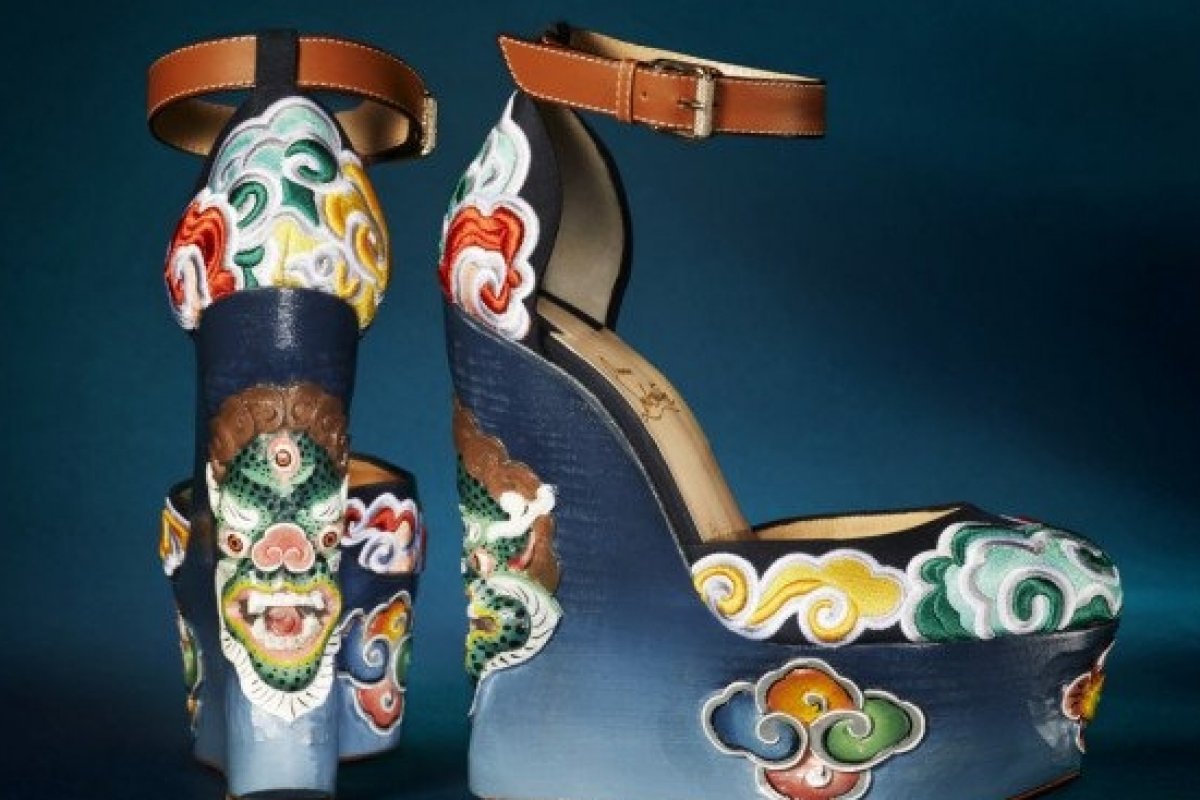Nova coleção de Christian Louboutin é inspirada na beleza de Butão