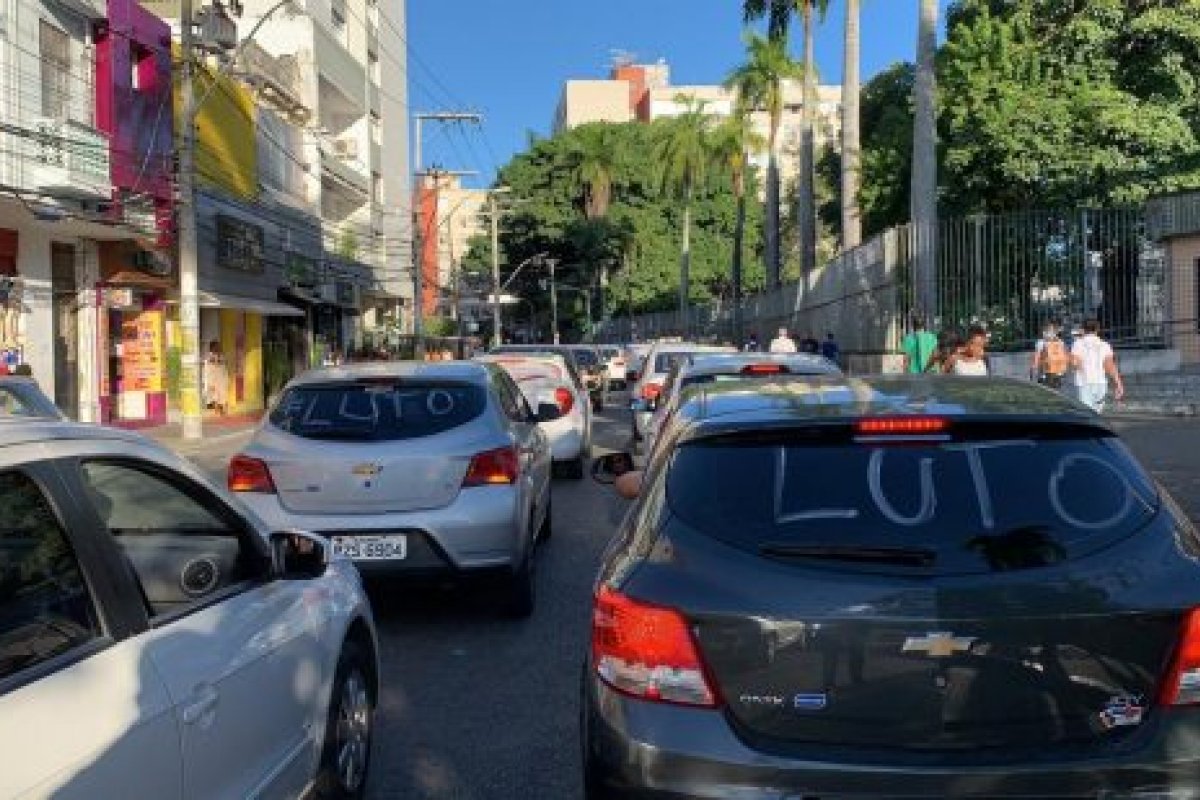Motoristas de aplicativos realizam protesto nesta segunda-feira (16)