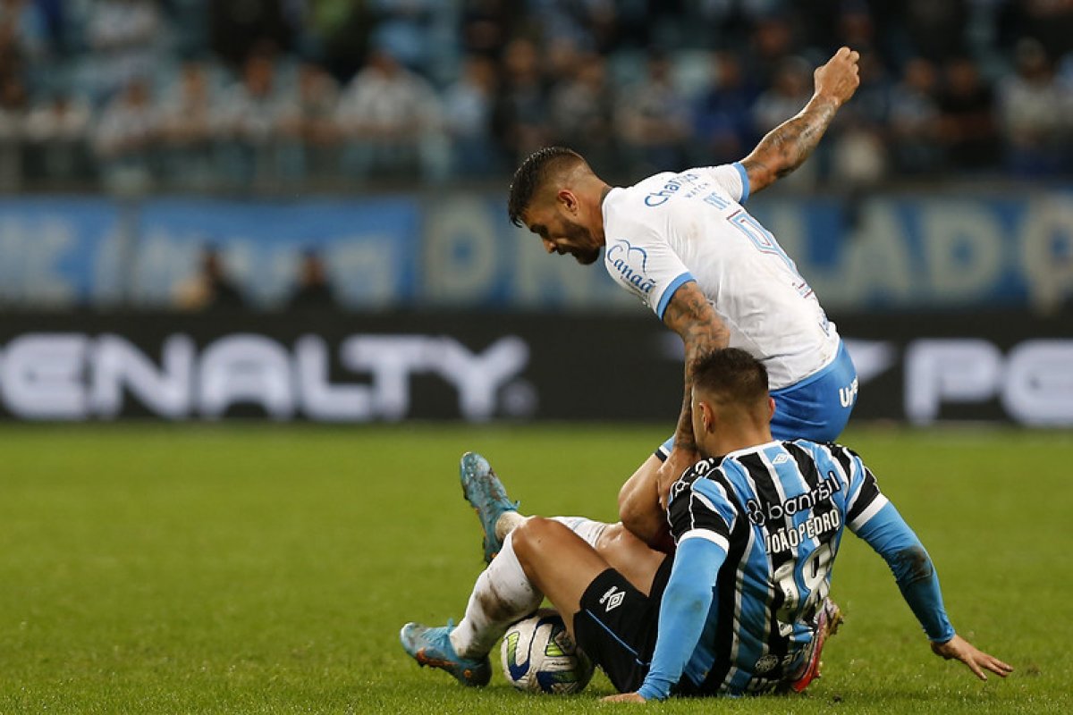 Bahia luta, leva jogo para os pênaltis, mas é derrotado pelo Grêmio e dá adeus a Copa do Brasil