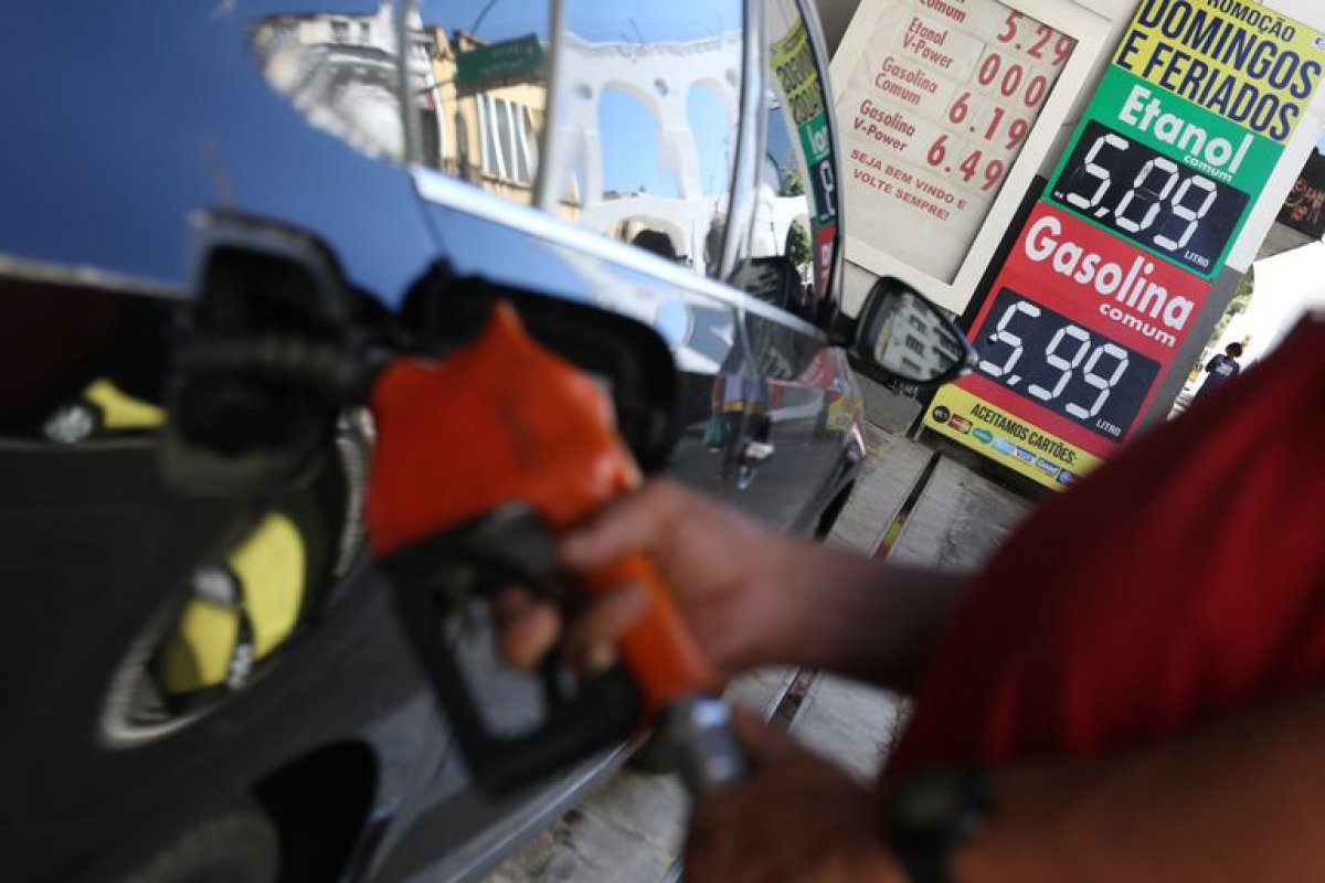 Acelen reajusta preço de combustíveis e gasolina sobe mais de R$ 0,30 em Salvador