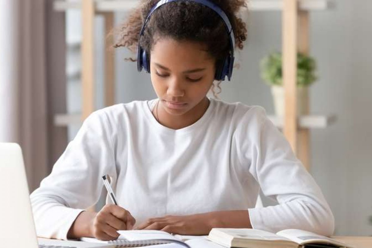 Pesquisa aponta que mulheres negras têm pior desempenho no Enem em todas as regiões do Brasil