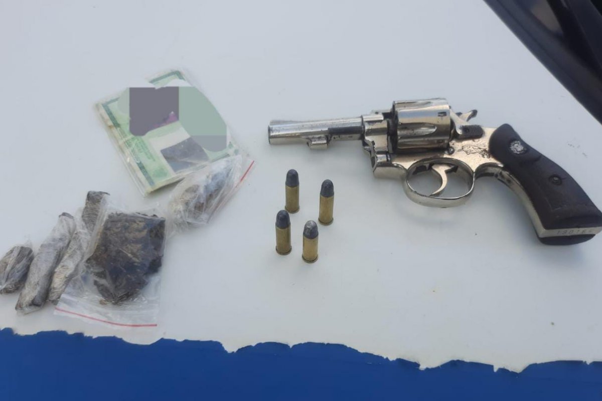 Polícia Militar prende dupla que planejava roubar ônibus coletivo em Salvador