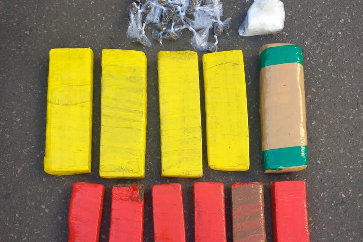 Suspeitos fogem da Polícia Militar e abandonam 10 quilos de droga