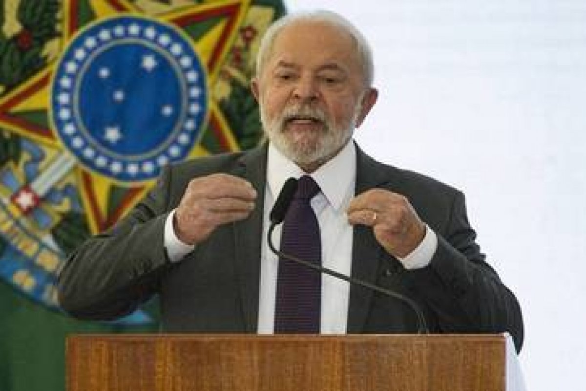 Lula sanciona nesta sexta (14) novo Mais Médicos, com retorno de estrangeiros