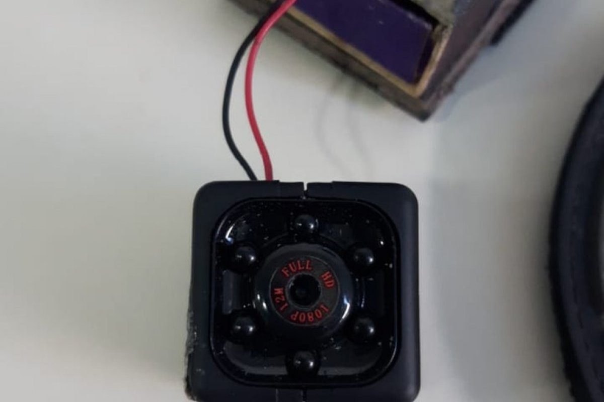 Câmara escondida é encontrada em banheiro de restaurante em Teixeira de Freitas