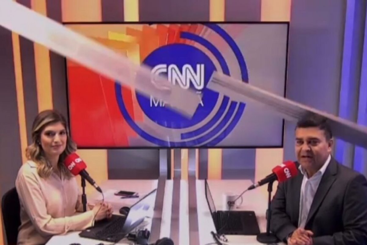 Vídeo: Teto da CNN Brasil desaba e atinge apresentadores