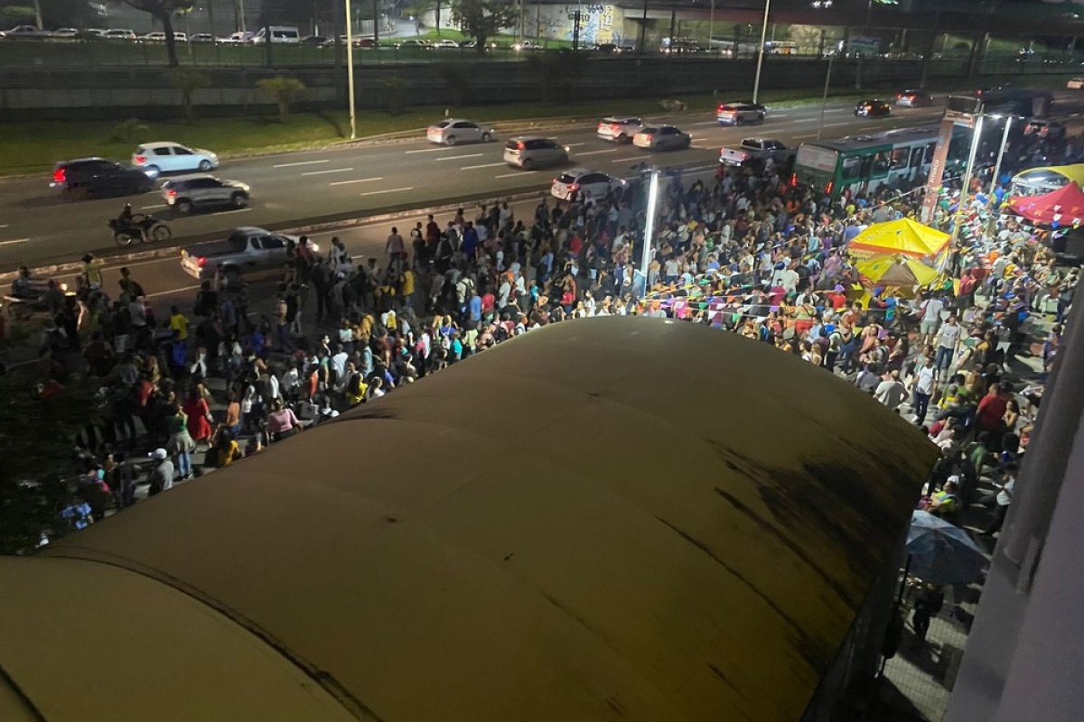 Ponto de ônibus de Pituaçu fica lotado após suspensão parcial do metrô de Salvador