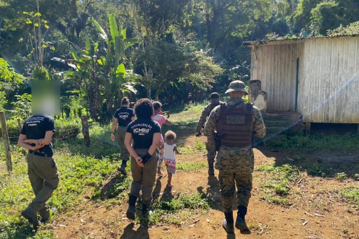 Mãe e dois filhos mantidos em cárcere privado são resgatados pela polícia no interior da Bahia