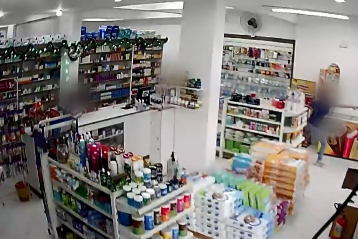 Após tentativa de assalto, funcionária usa arma de choque para impedir ação