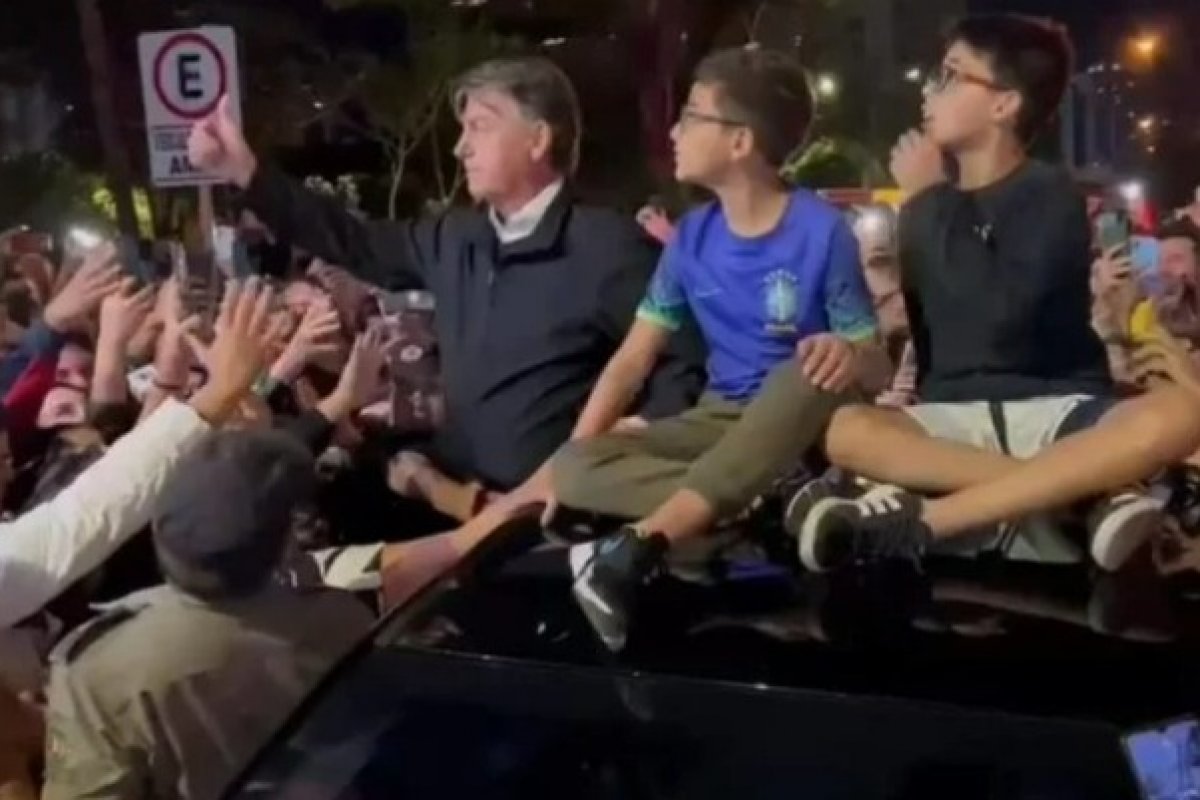 Vídeo: Bolsonaro afirma ser o 'ex mais amado do Brasil' ao ser aclamado por multidão em Goiânia