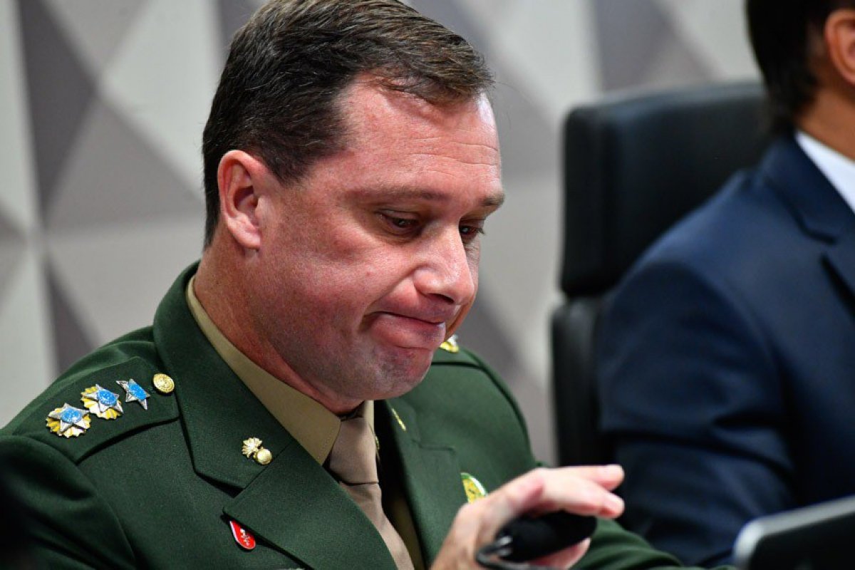 Defesa de Mauro Cid pede arquivamento de ação por silêncio na CPMI do 8 de Janeiro