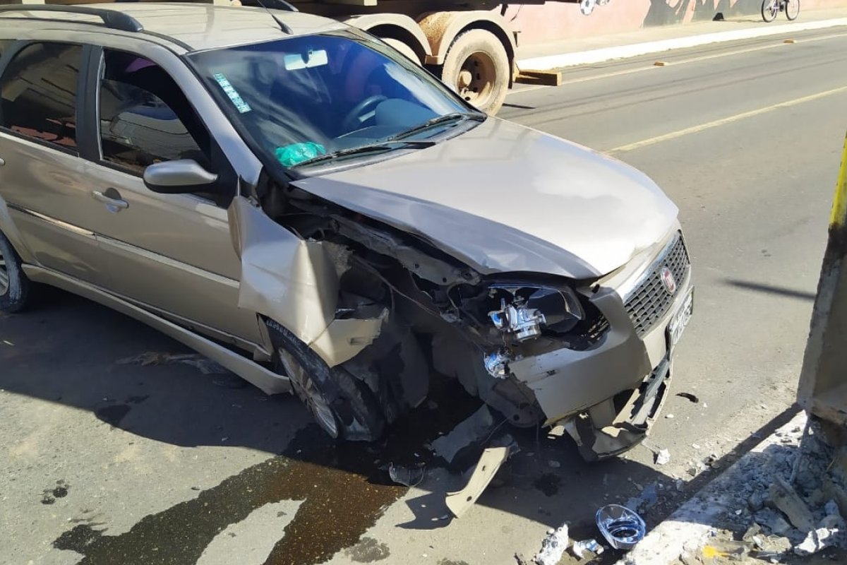 Carro bate em poste e vítima fica ferida no bairro de Canabrava
