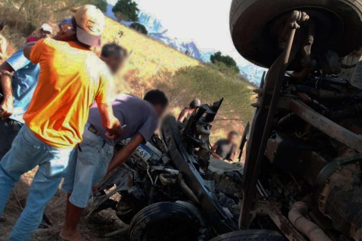 Acidente na BA-116 deixa quatro mortos; carros ficaram destruídos