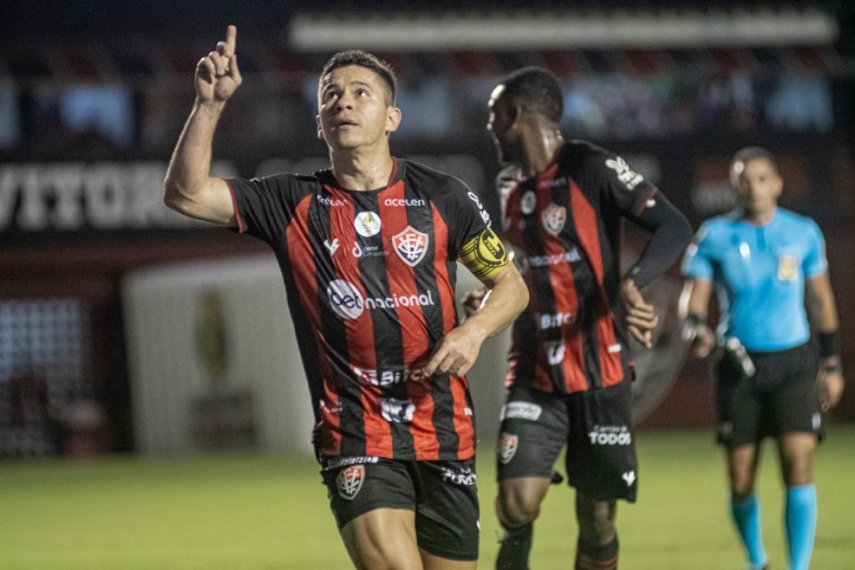 Vitória bate Novo Horizontino no Barradão e volta ao G-4 da Série B