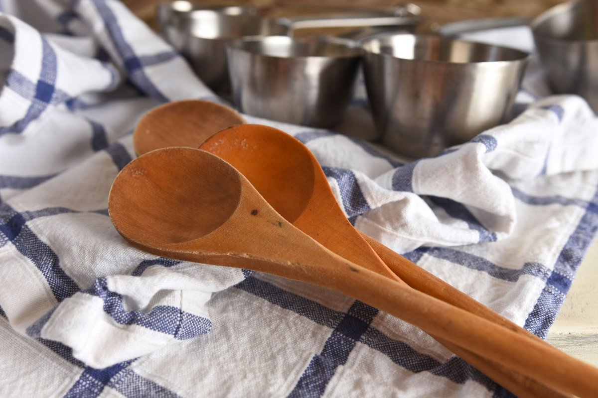 Estudo revela presença de bactérias de vaso sanitário em panos de cozinha
