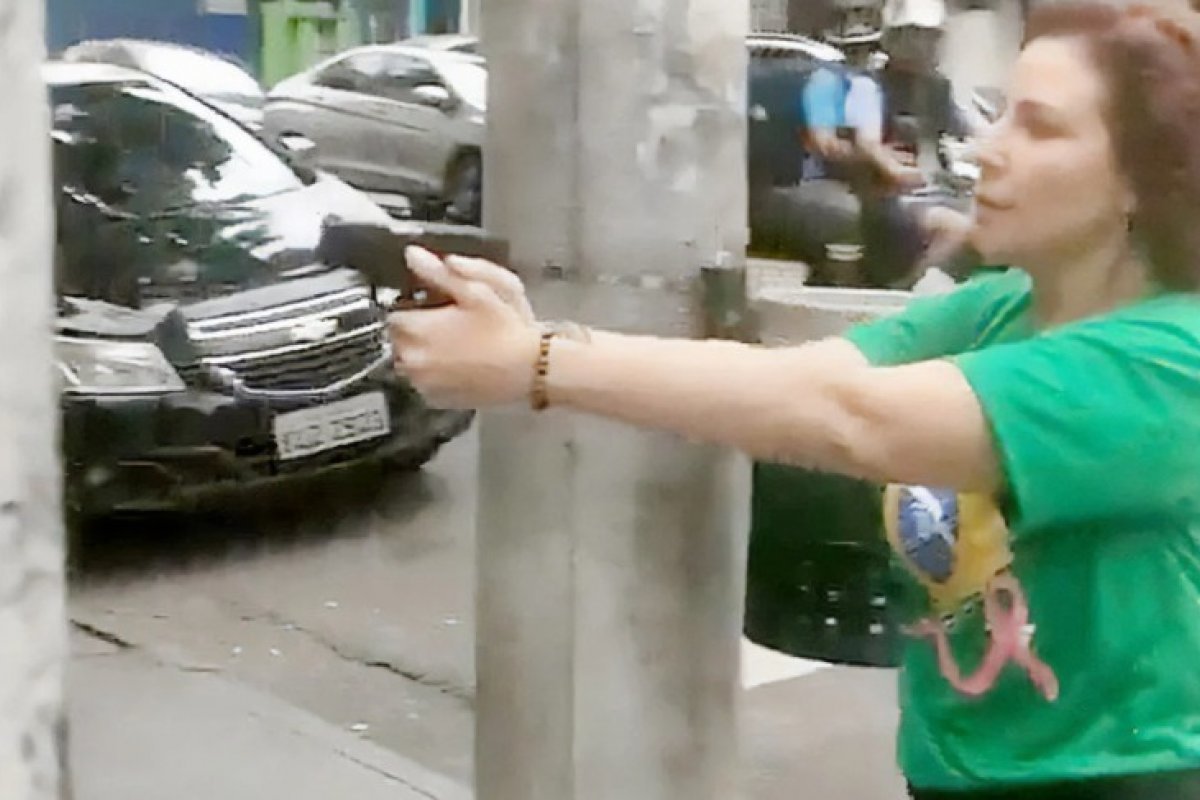 STF marca julgamento de denúncia contra Carla Zambelli por porte ilegal de arma