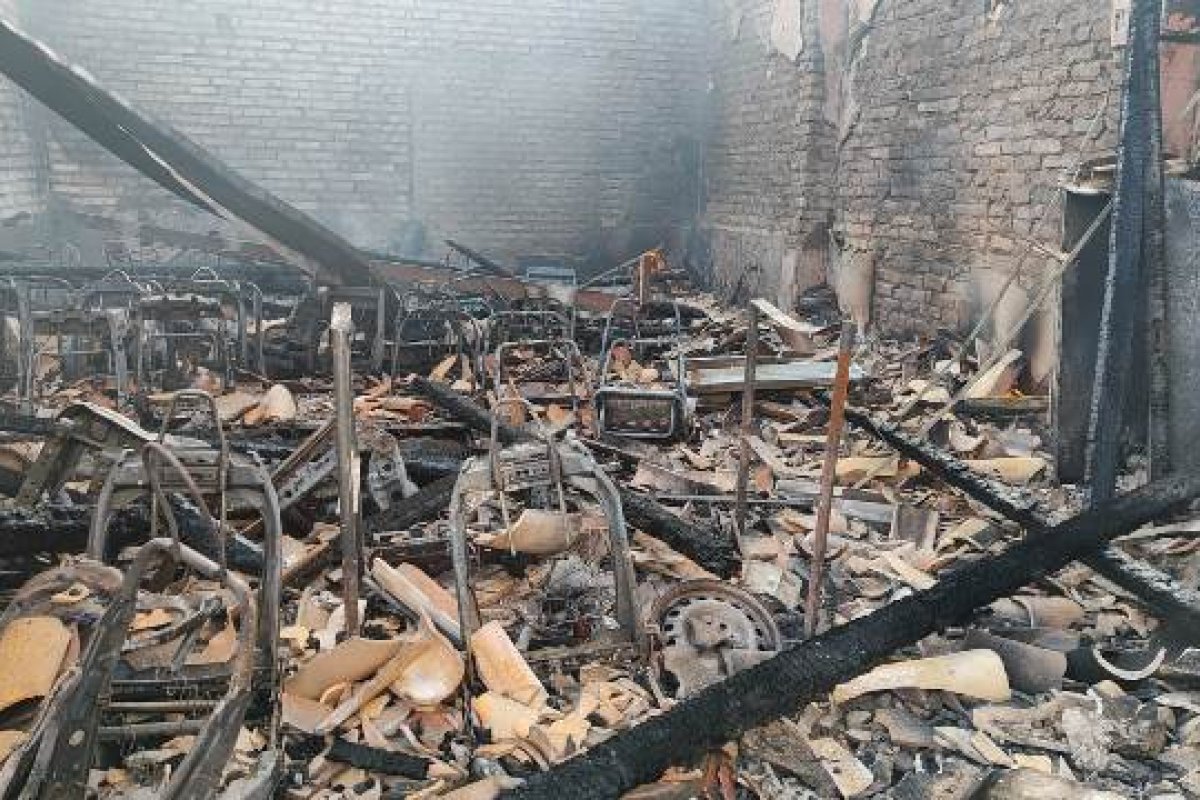 Incêndio atinge lojas de autopeças em Feira de Santana e ficam destruídas