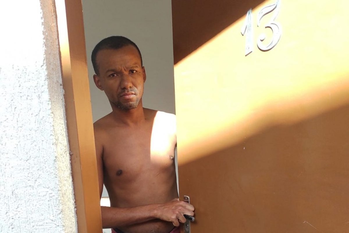 Homem invade casa e estupra jovem no Guarujá