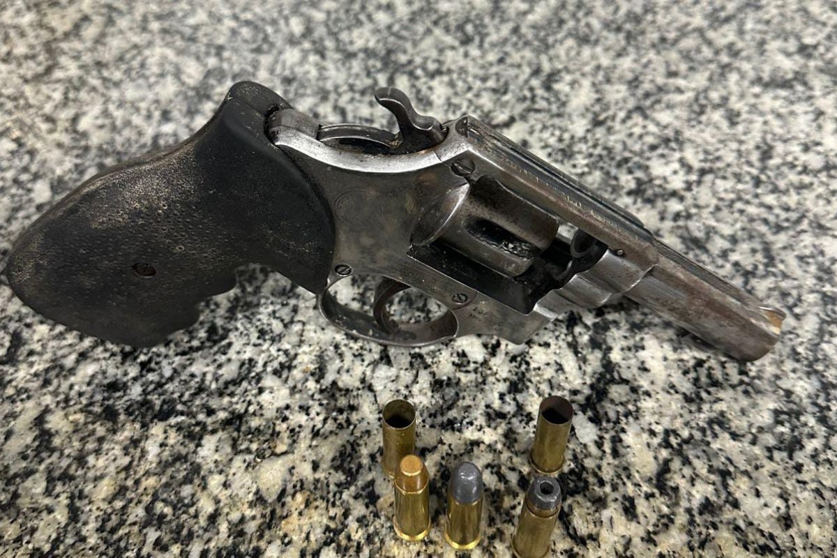 Suspeitos do tráfico de drogas são surpreendidos pela PM na região da Garibaldi, em Salvador