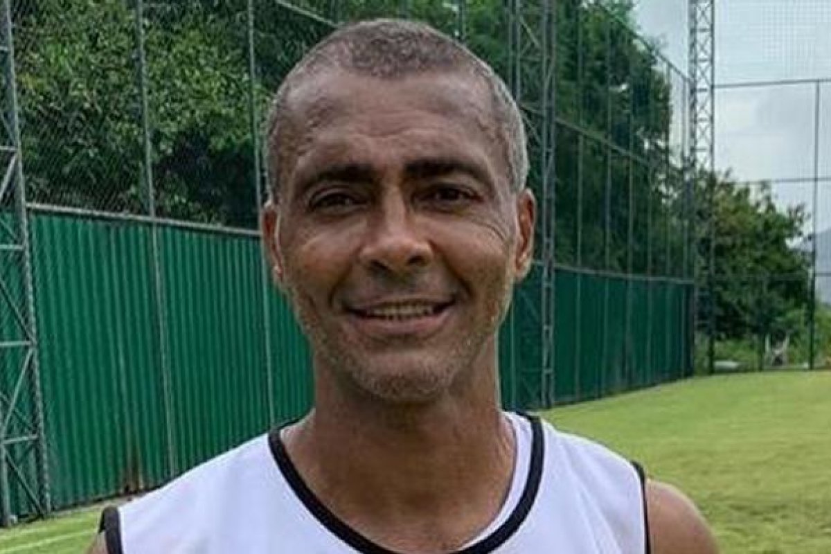 Aos 53 anos, Romário assume namoro com bela modelo