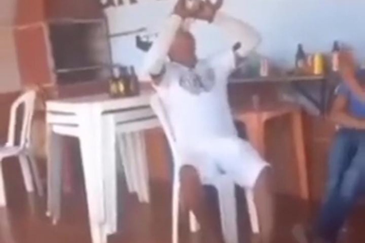 Vídeo: Homem morre após virar garrafa de cachaça em aposta em Goiânia