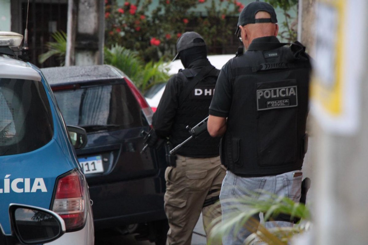 Polícia prende homem e apreende adolescente em flagrante por furto de carne e vodka em Salvador