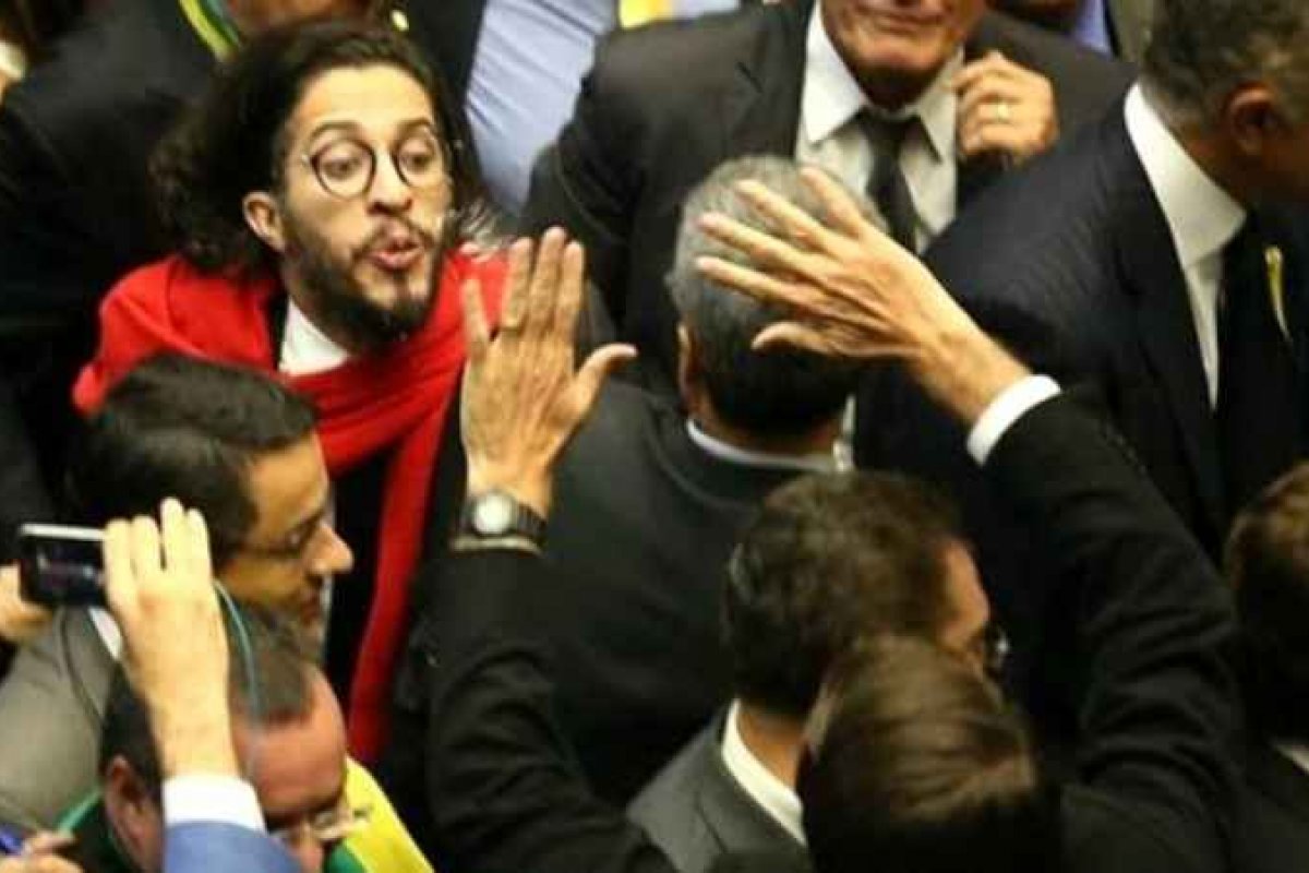 Em Salvador, Jean Wyllys diz que não se arrepende de ter cuspido em Bolsonaro