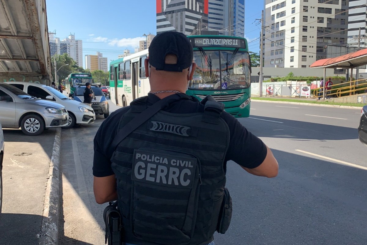 Homem é preso em flagrante após roubar passageiros de ônibus em Salvador