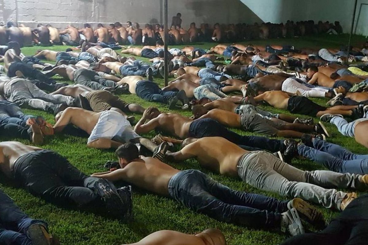 População negra no sistema carcerário bate recorde histórico, aponta anuário do FBSP