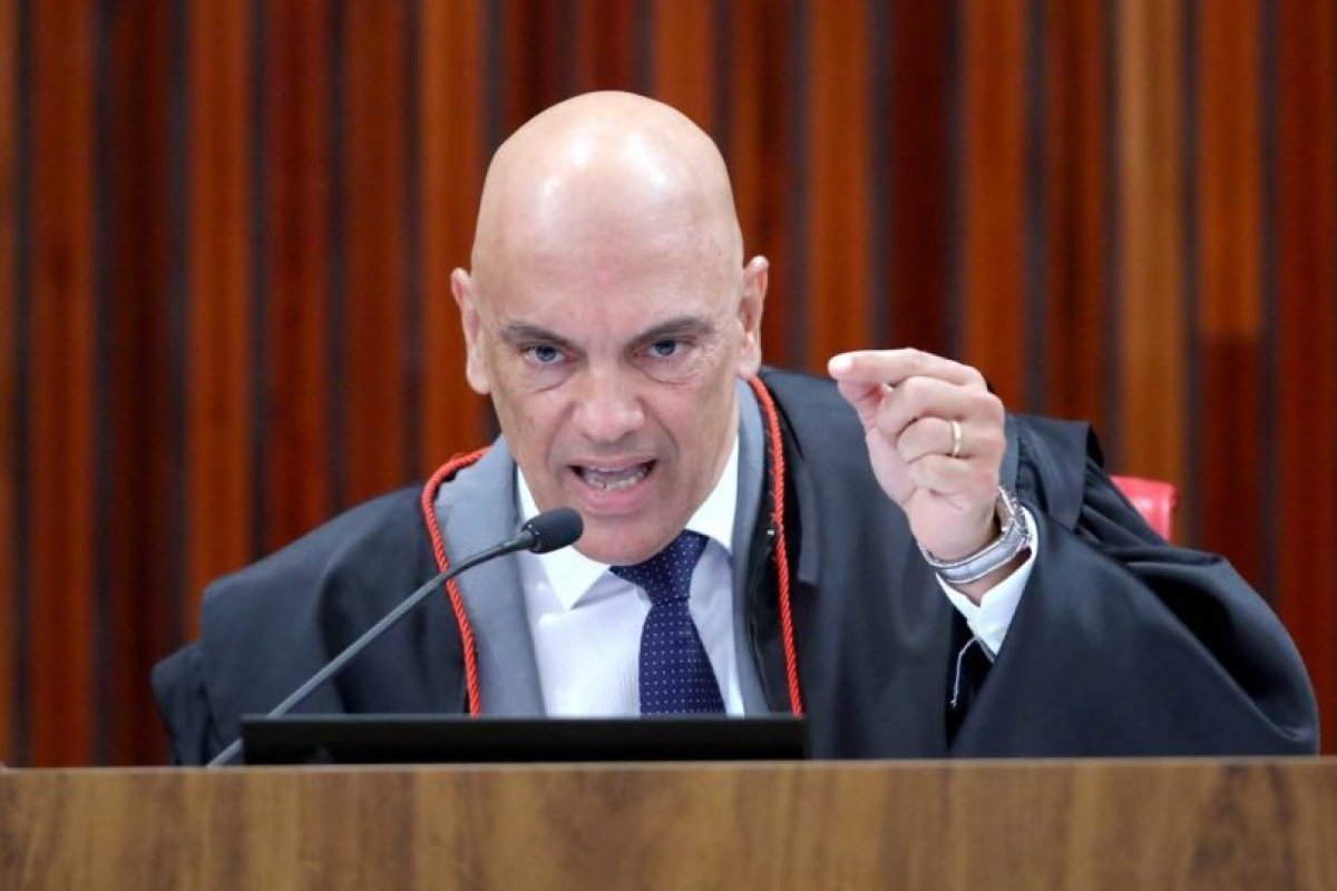Palestra de Moraes na Itália foi promovida por empresas condenadas por fake news, diz TV