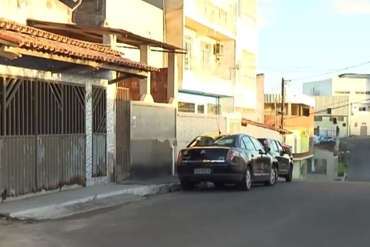 Criminosos invadem casa e obrigam família a dar chave de carro estacionado na rua