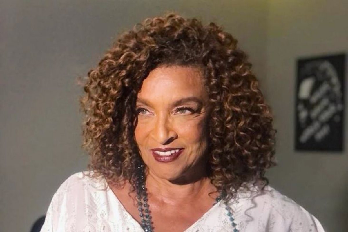 Atriz Elisa Lucinda participa da Feira Literária Internacional de Serrinha neste domingo (23)