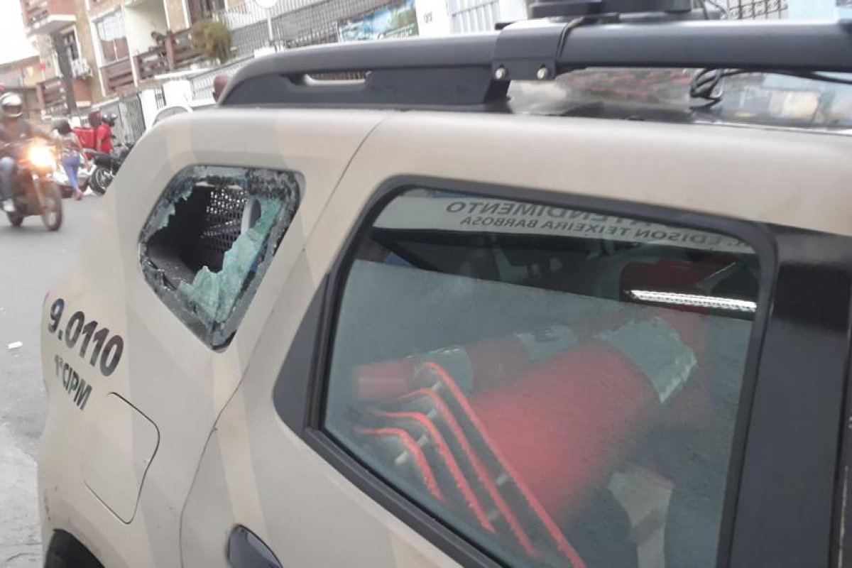 PM prende dois suspeitos de tráfico em Pernambués; viatura é atacada a pedradas