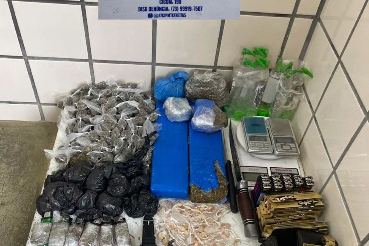 Mochilas com cerca de 5 kg de drogas é encontrada em Teixeira de Freitas pela PM
