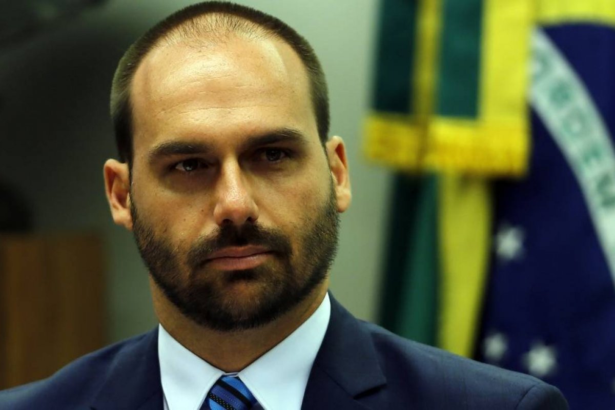 Eduardo Bolsonaro volta a ser líder após apresentação de nova lista