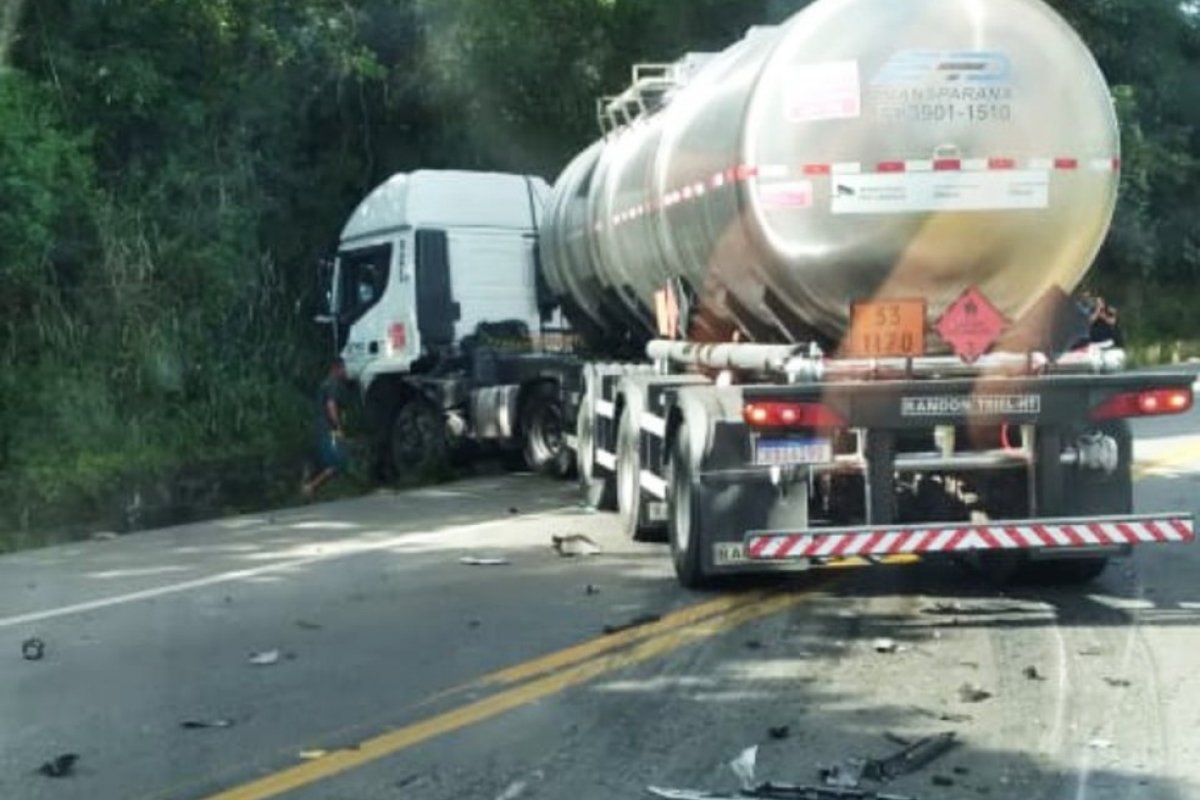 Batida entre carro e carreta deixa um morto