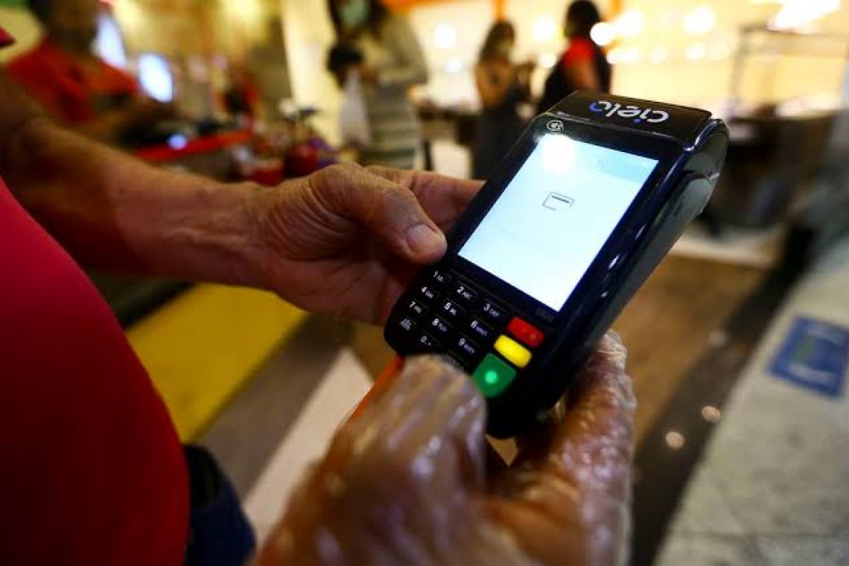 Inadimplência dos brasileiros recua pela primeira vez em 2023, aponta Serasa